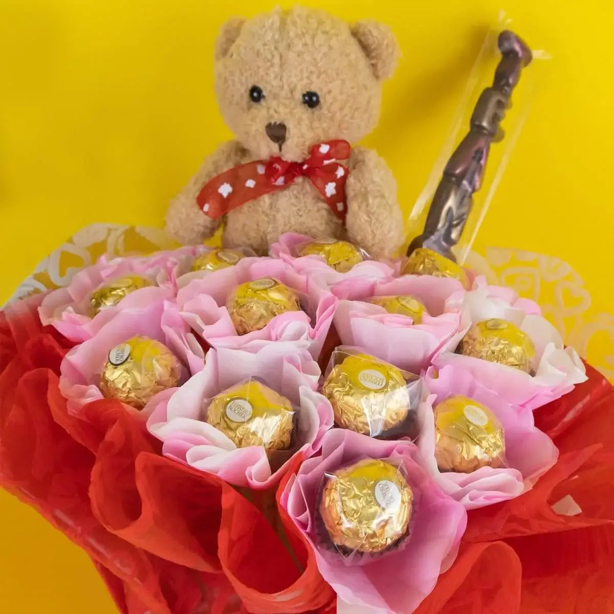 Ramo de Dulces Buque Oso Y Ferrero