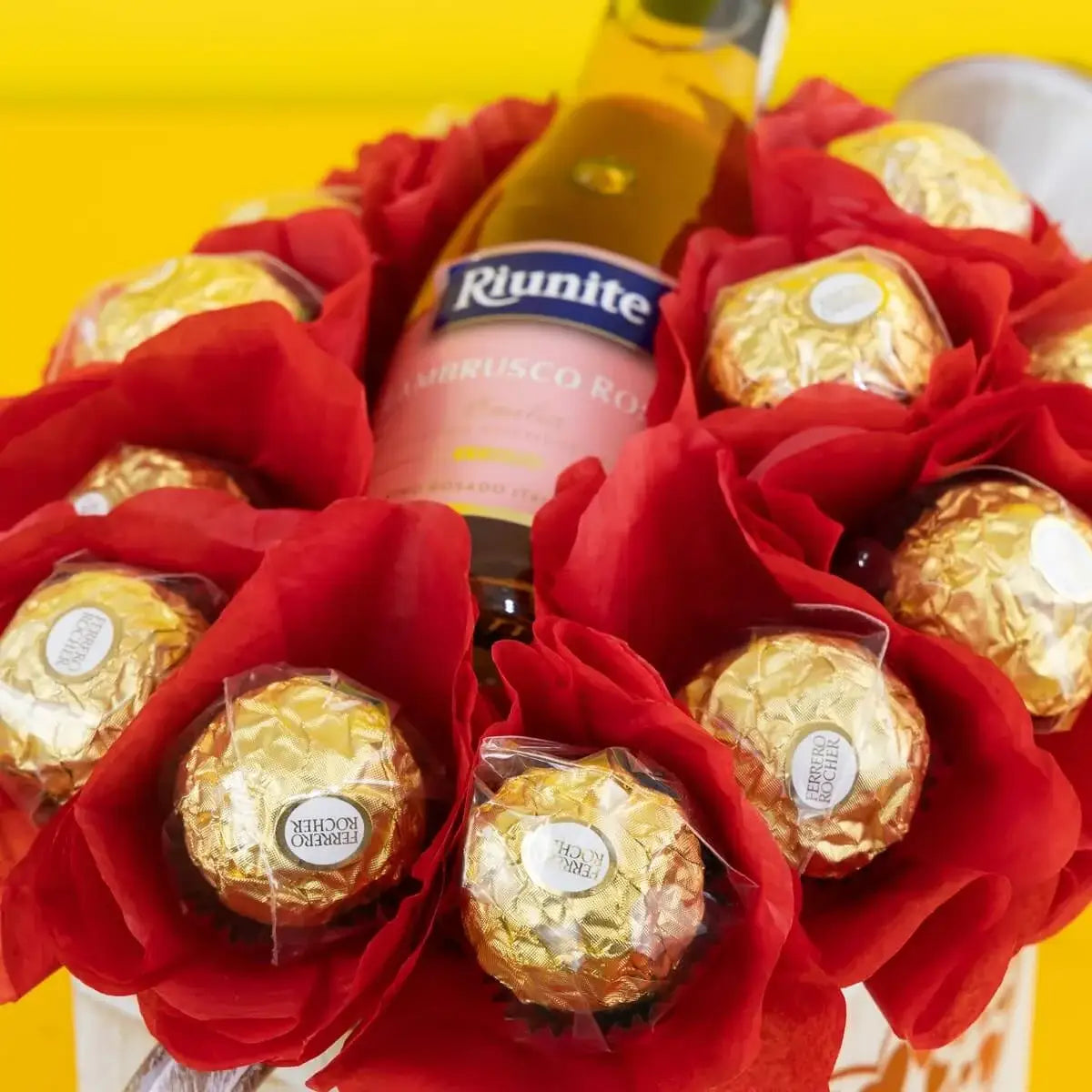 Arreglo de Dulces Regadera Con Ferreros